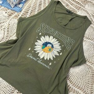 Summer tank with tie back and adorable sunflower print. Size 3x